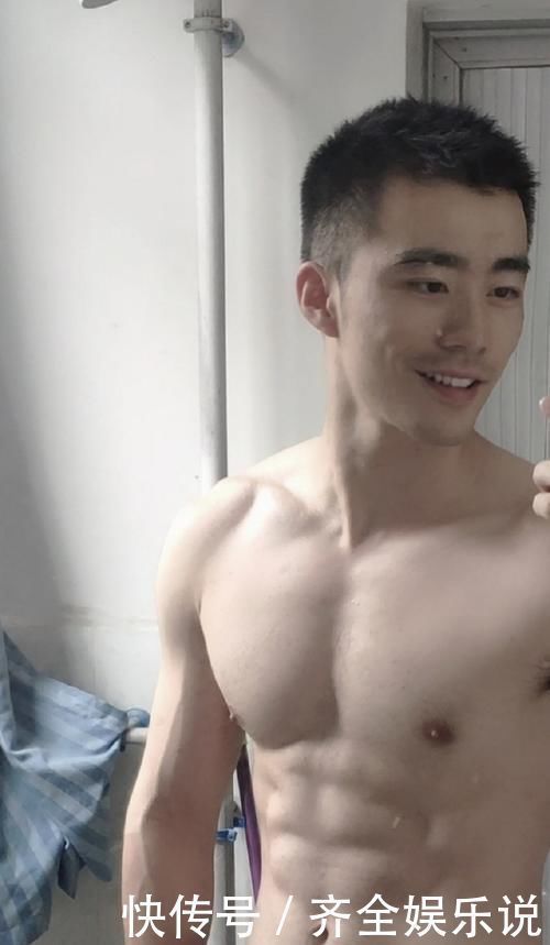 自律|空少小哥健身日常，胸毛腹毛连成线，满身精肌太可了！