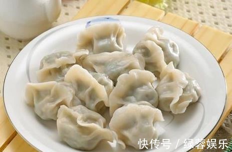调饺子馅时先放油还是盐,10个人9个人放错,难怪不入味腥味重