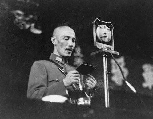 张学良|张学良被软禁后,他的一个部下告诉蒋介石:你敢动少帅,我就敢动你