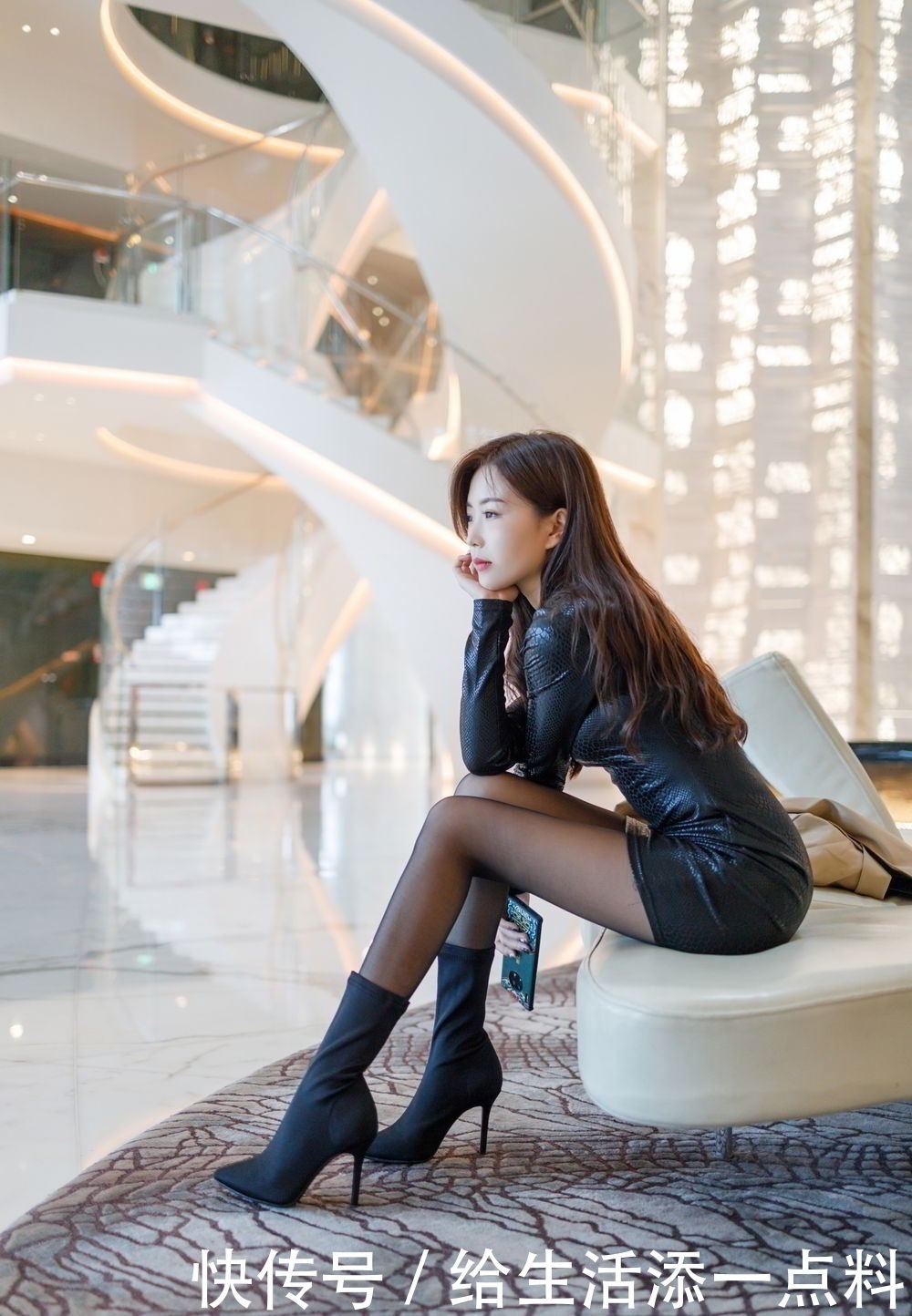 连衣裙|穿皮质连衣裙的美女搭配一双细跟短靴一点也不露却依然性感迷人