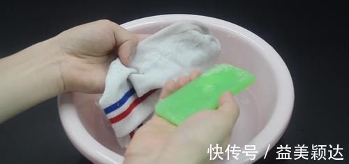 实用|夏天穿过的袜子又脏又臭？教你一招，不仅干净还没臭味，太实用了