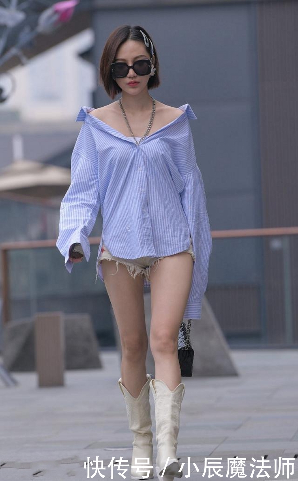 搭配|路人街拍,简洁的背心搭配蓝色牛仔热裤,清清爽爽