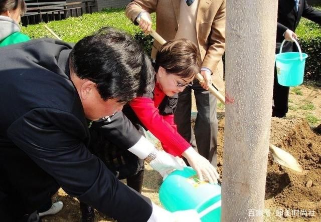 李谷一穿國風長裙上綜藝，76歲臉上未見皺紋，同框蔡明太有活力