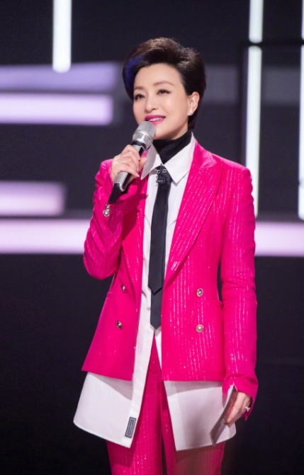 黑色西装|杨澜的气质太高级,简约黑西装也能穿出高级感,也就她有这气场