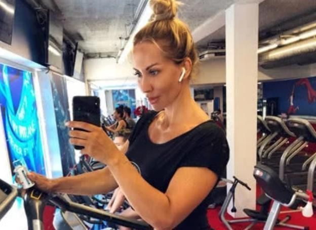 辣妈|35岁俄罗斯辣妈健身5年,塑造肩宽腰细身材,身材看起来却很协调