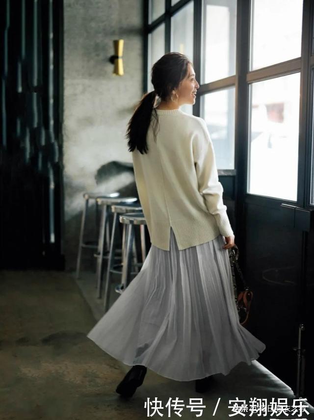女人过了40岁,少穿黑裤子!日式新穿法:毛衣+裙子,又美又嫩