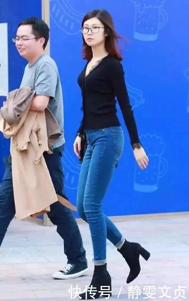 街拍美女:逛街时碰到的高挑紧身牛仔裤美女,从背后看我心动了