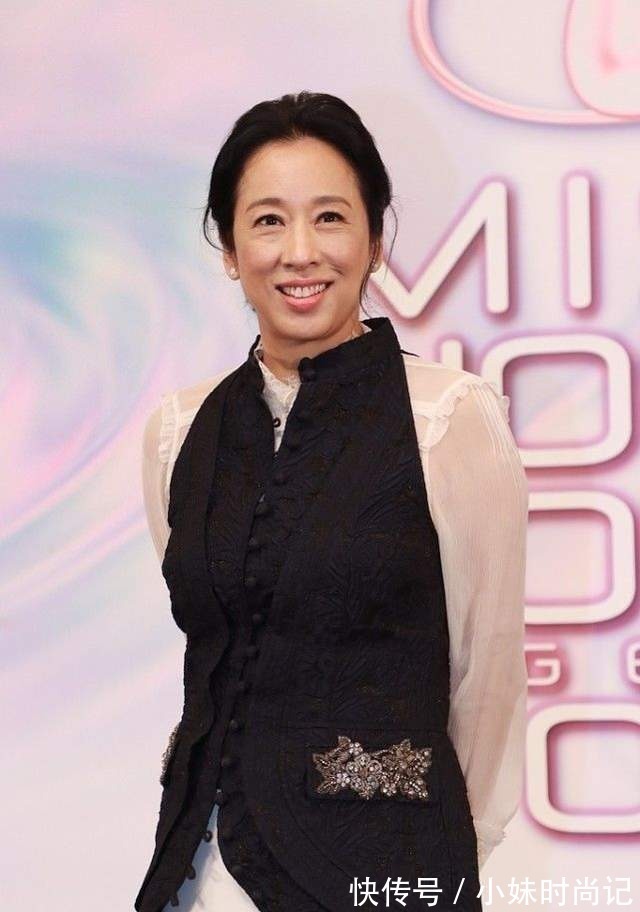 蕾丝|朱玲玲到底是“阔太太”,白色连衣裙配黑外套简约高级,清爽利落