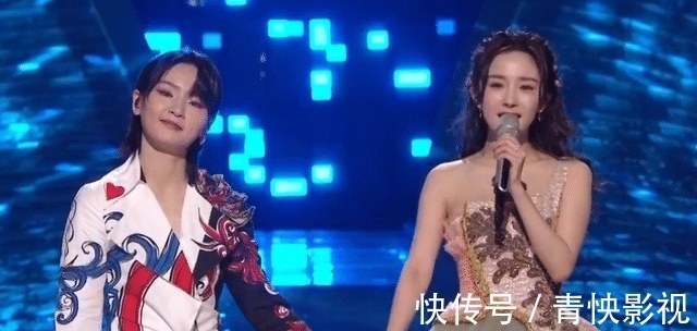 跨年夜现场太热闹:龚俊把信带偏,杨紫被嘲脸僵,杨幂隔空献吻