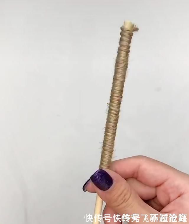 饮料瓶盖也很有用，手工教他们用纸杯做“花盆”，孩子们也