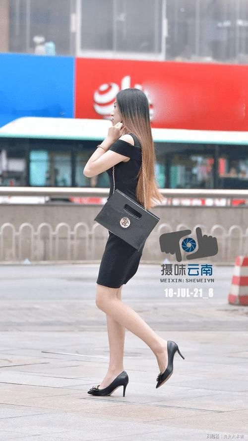 小黑裙|气质女生都爱优雅小黑裙,搭配高跟鞋,穿出不一样的味道!