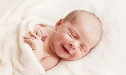 据说越早会笑的娃越聪明！3个时间笑得比别人早，可能智商更高