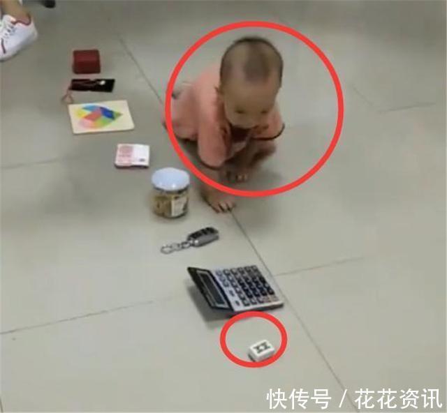 抓取|1岁宝宝抓周,奶奶放了这东西,宝宝的举动让全家人笑容都凝固了