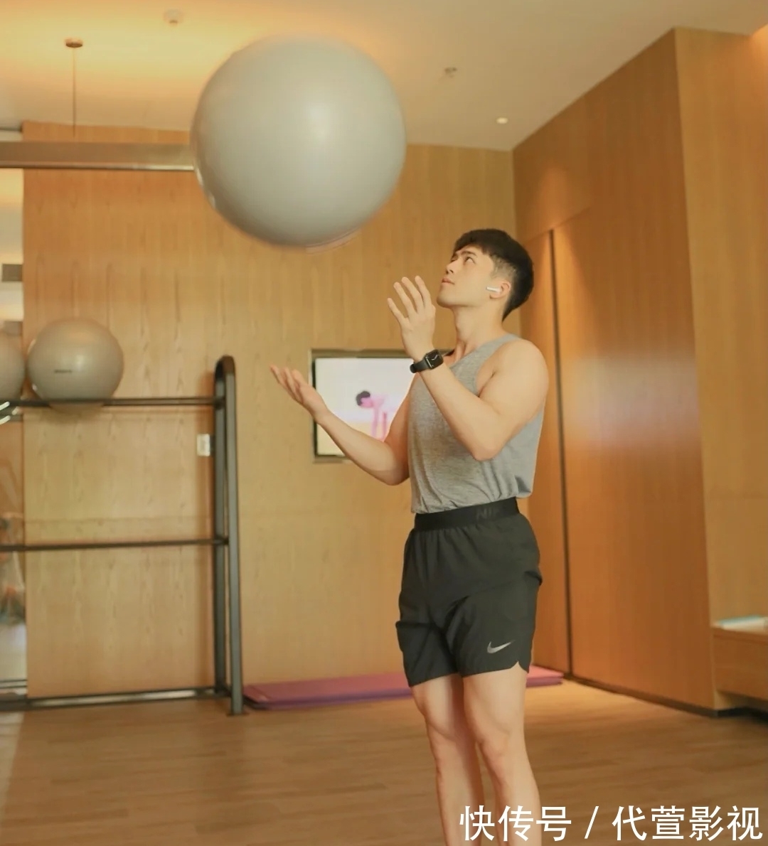 白袜|练瑜伽的白袜鲜肉帅哥,有点可爱哦