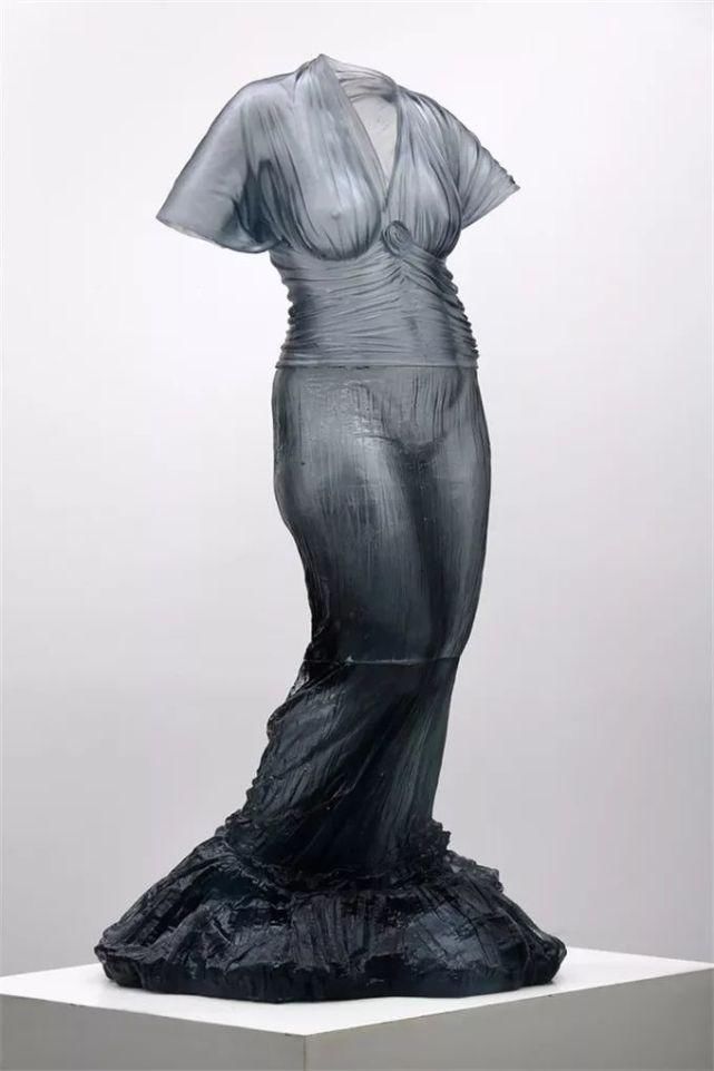 时装秀|艺术家用500斤玻璃做出重磅婚纱，惊艳时装秀，网友吐槽透明的怎么穿