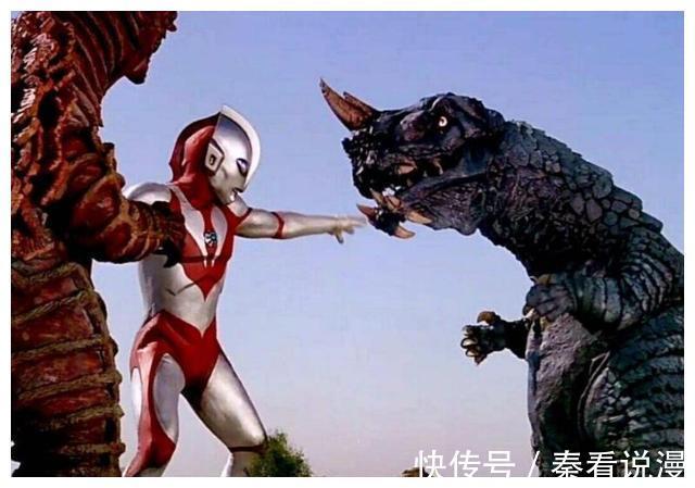 奥特曼|姐姐穿着“奥特曼”服装接弟弟放学，孩子们：奥特曼真的存在！