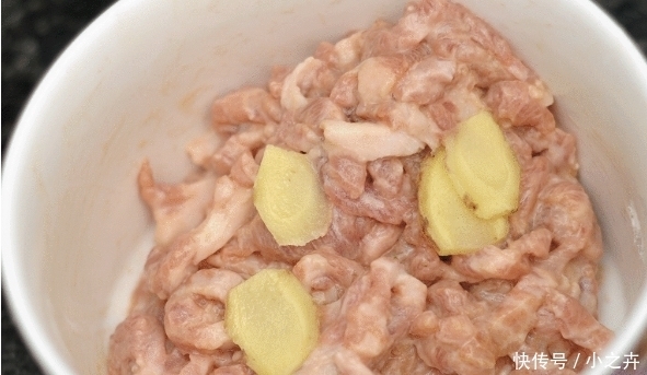 腌肉时,别只放盐!厨师长:多加“2种料”肉质嫩滑还入味