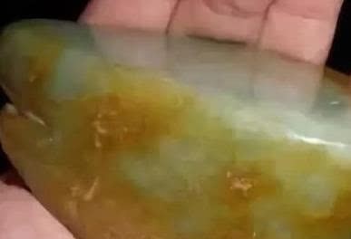 a771|在朋友店里小百捡漏的小石头,切开后让他欲哭无泪?