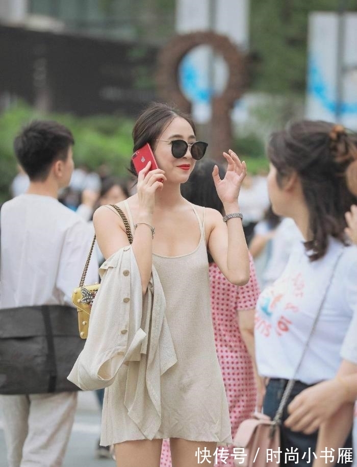 自由|俏皮的连衣裙美女,穿出了“不羁放纵”爱自由的感觉