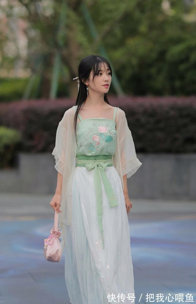 法式|一件连衣裙折射出与众不同的个性,让造型气场翻倍,让你帅气