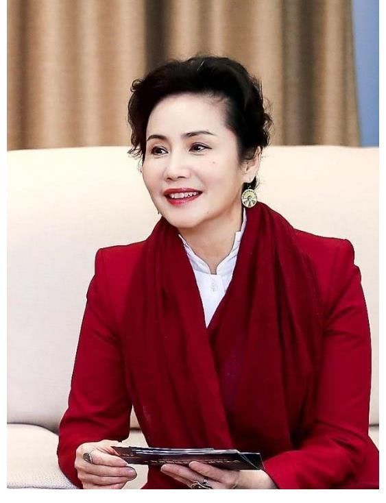 央视新闻主播徐俐宣布退休,晒九宫格美照掀回忆杀,观众直呼不舍