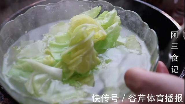 凉拌菜|包菜最下饭的做法,加3个鸡蛋,开水一烫,开胃又解馋,比肉还香