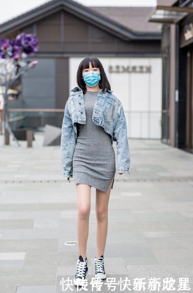 打底衫|路人街拍，美女穿着一件黑色的打底衫，将修身进行到底