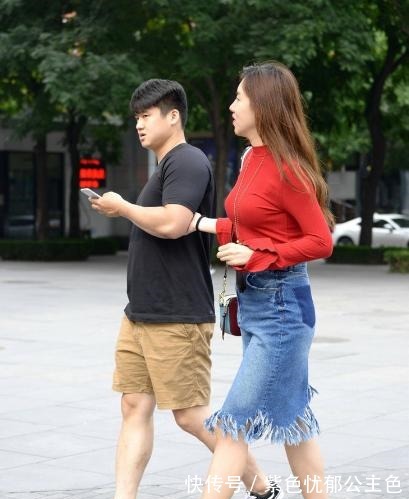 高跟鞋|红色宽松长袖上衣搭配牛仔裙,青春靓丽,美丽大方