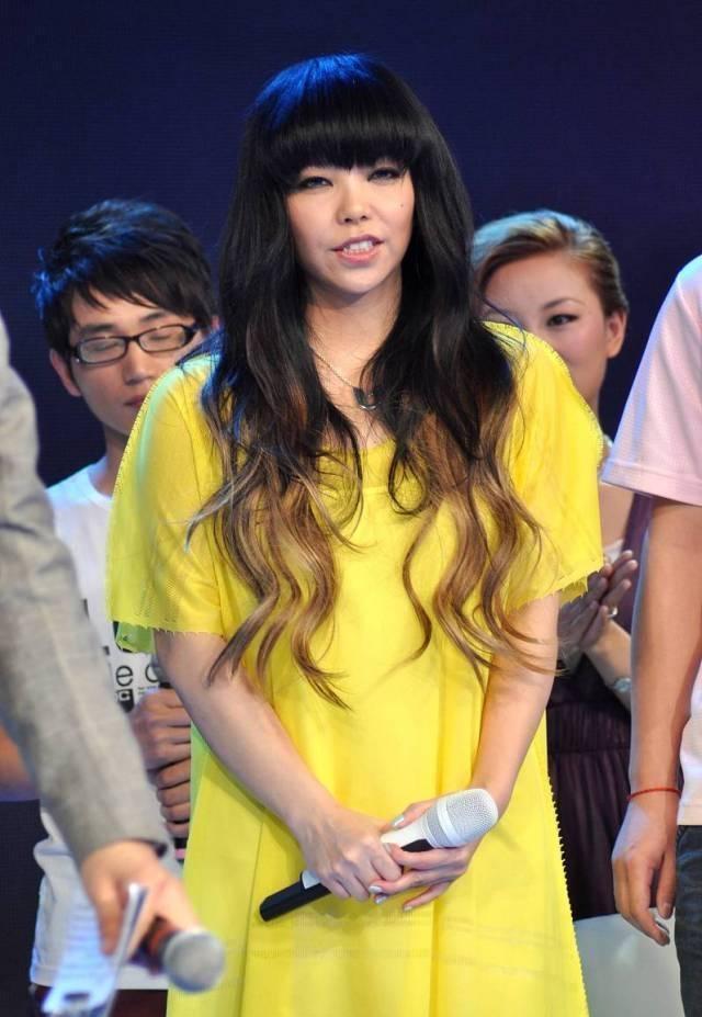 张惠妹真敢穿，大波浪卷发搭配黄色连衣裙凉席，穿出满满高级感