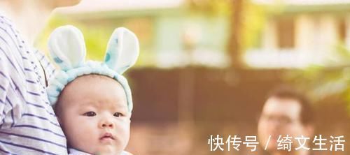 烧烤|“最无奈宝宝”火了,父母吃烧烤嫌娃碍事放进包里,网友:捡来的