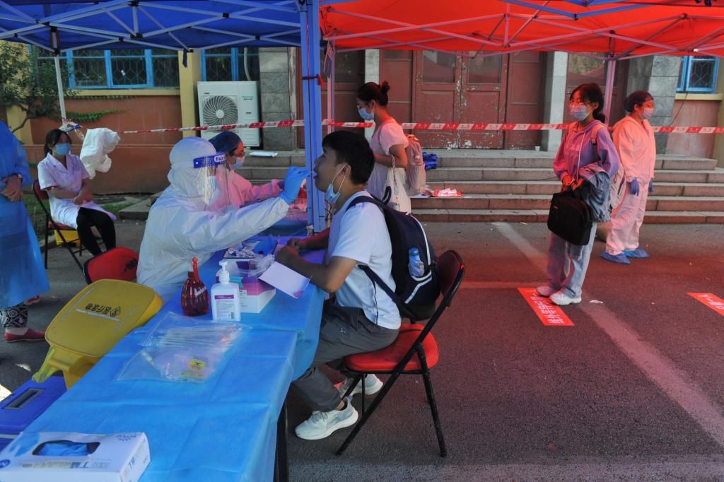 刘金震|青岛科技大学迎首批省外新生到校，志愿者“一对一”服务