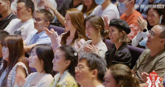 德云斗笑社10:郭德綱給徒弟們畫扇面,題字意境深遠