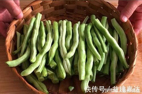 红烧肉|夏天,我家豆角从不炒着吃,加2勺面粉2鸡蛋,出锅比肉还好吃,瞬间抢光