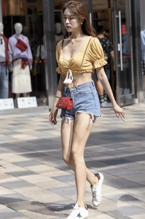 用绳子把上衣打结,一般人驾驭不了,只有高瘦的人穿得好看