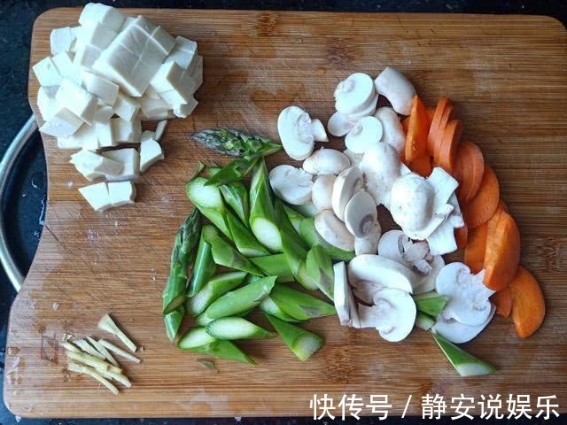 朋友圈发了1个豆腐菜，有55个人问我做法，说真是太好吃了