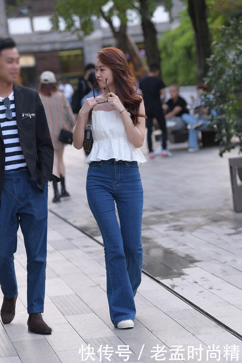 街拍身材好就是任性,穿喇叭裤搭配运动鞋,造型也能个性好看