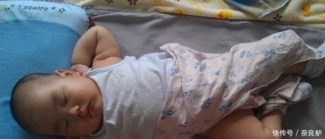 睡觉时|一家四口“睡觉照”走红,网友调侃父母是真爱,孩子是意外