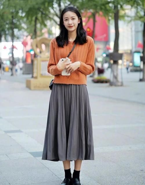 穿毛衣别配“牛仔裤”，当下流行毛衣+半身裙，时髦高级有气质