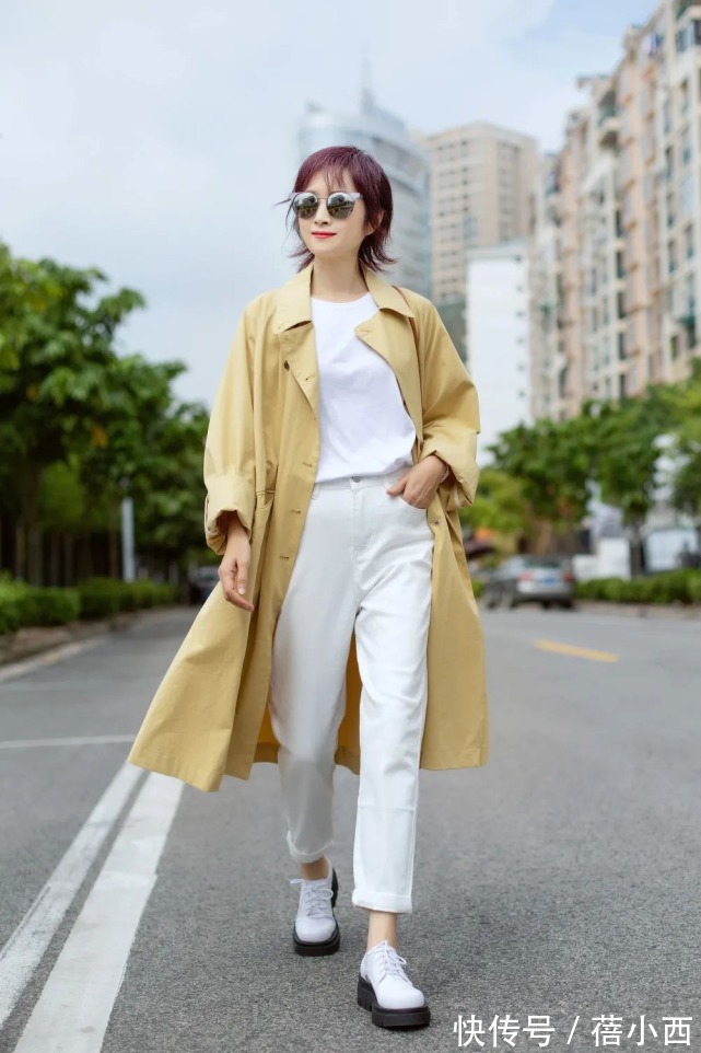 美眉 “小黑裤”out了!2022年最流行穿小白裤,学博主这样搭配很高级
