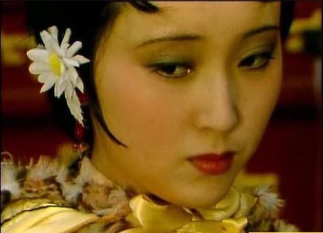 红楼梦宝玉为何初见黛玉就砸玉,初见宝钗的金锁却喜笑颜开隐情难以启齿