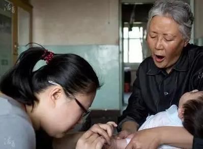 举动|1岁宝宝掉下床,奶奶的这个举动让娃没了呼吸,很多家长不知道