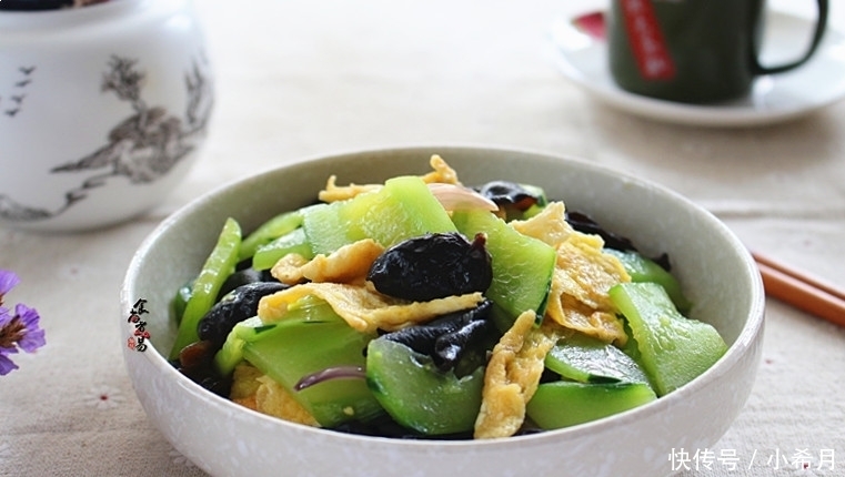 木耳|此菜,我家每周吃两顿,雷打不动,营养水分足,低脂美容嫩肌肤