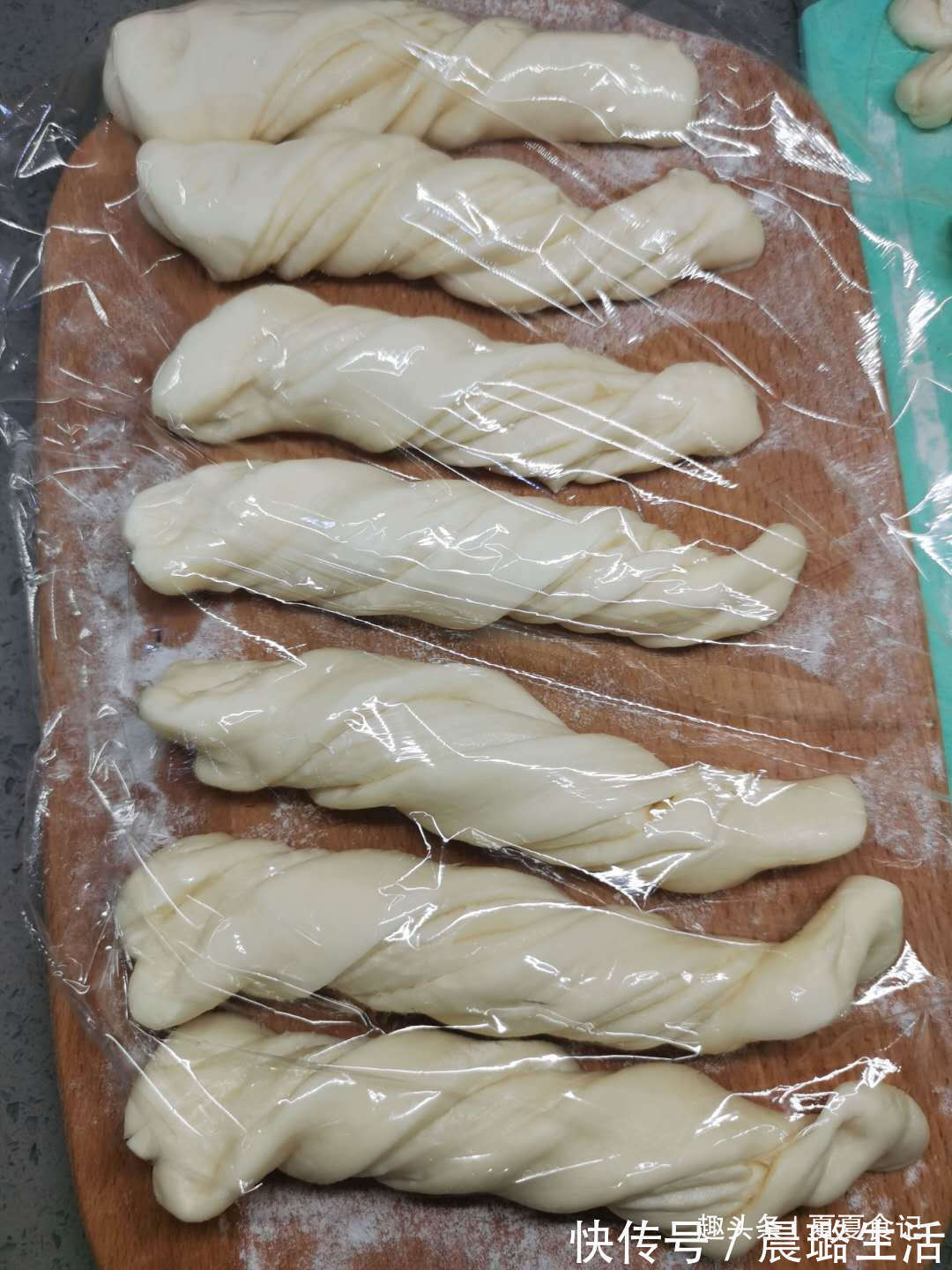 自从学会这早餐，儿子就迷上了它，卷一卷煎一煎，蓬松酥脆香喷喷