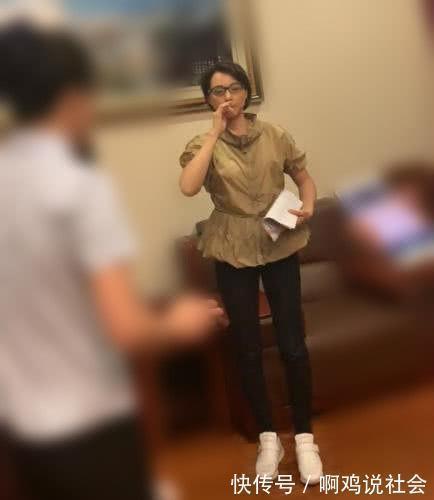 46岁的董卿,在路人的镜头下长这样身高也暴露了