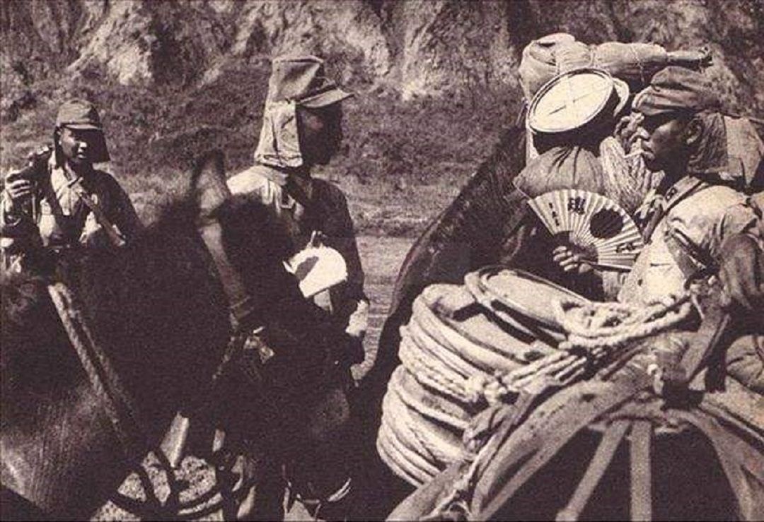 遮住|你知道日本士兵为何要用两块布遮住耳朵吗！快来涨涨知识