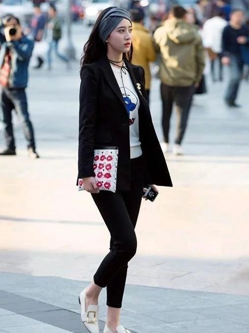 街拍:穿黄色短裤的小姐姐,身材曲线真完美,笑容也很甜