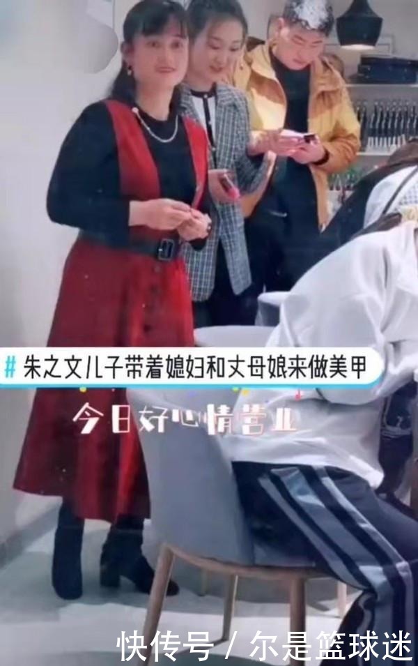 陈亚男|大衣哥亲家母太时髦!娃娃脸还浓眉大眼齐刘海,跟闺女跳舞像姐妹