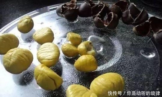 生板栗原来这么好剥，学会这个方法，不用手抠，板栗皮自动脱离