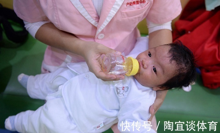 小红|给孩子喝水有讲究,这三个时间点不要给孩子喝水,影响健康