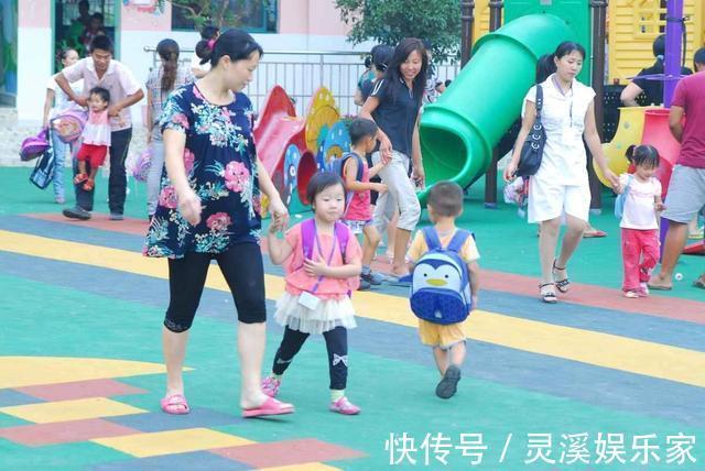幼儿园|父母接娃放学,有几种行为挺掉价,还容易拉低老师对孩子的好感